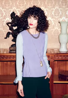 Bluză Gerard Darel, 574 lei; top Diane von Furstenberg, magazinul Sport Couture, 1.219 lei; pantaloni Stefanel, 300 lei; colier cu pandantiv, 39,90 lei; colier, 39,90 lei; ambele H&M; cercei Zara, 59,90 lei