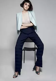 Top Andra Andreescu, 250 lei; sacou Pas du Tout, preț la cerere; pantaloni Max&Co, 919 lei; sandale J. Maurice, 510 lei.