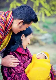 Regele Jigme Khesar Namgyel Wangchuck și regina Jetsun Pema împreună cu fiul lor, prințul The Gyalsey