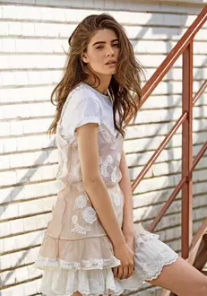 Tricou Guess, 240 lei; maiou, 600 lei; fustă, 720 lei; ambele Corina Vlădescu.