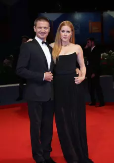 Amy Adams şi Jeremy Renner