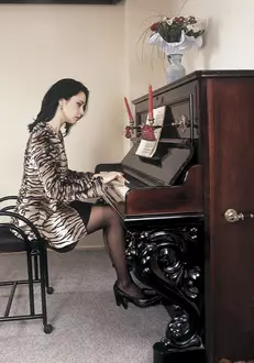 Andreea, la pianul primit cadou de la sotul ei de atunci, Cristian