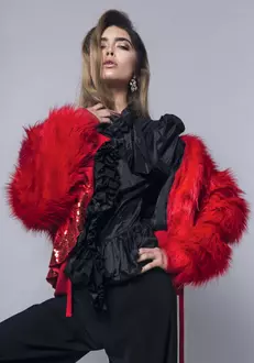 Cămașă Andra Andreescu, 790 lei; jachetă ATU Body Couture, 820 lei; pantaloni H&M, 99 lei.