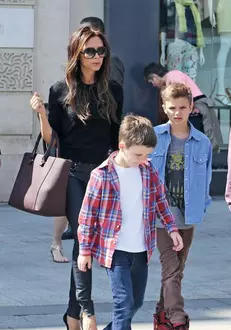 Victoria Beckham pe Champs Élysées împreună cu băieții ei