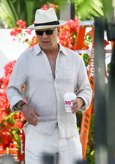 Bruce Willis (61) cântă la muzicuță