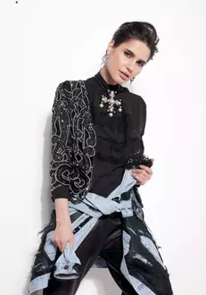 Cămașă M.Marquise, 700 lei; jachetă Loulou Boutique, 1.800 lei; pantaloni Andra Andreescu, 2.500 lei; broșă Laura8, 540 lei; cercei Zara, 69,90 lei.