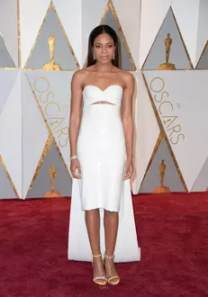 Naomie Harris a avut o apariție surprinzătoare pe covorul roșu. Actrița a arătat relaxat și modern în rochia Calvin Klein creată de noul designer, Raf Simmons, iar sandalele au adăugat un accent interesant ținutei.