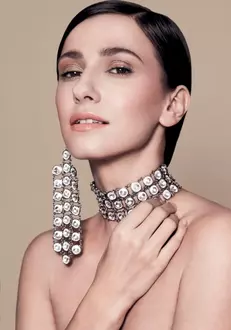 New Glam Look – Cromatica aurie mixată cu texturi lucioase conferă un aer feminin și glamuros. Colier Tria-Alfa