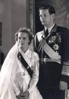 Regina Ana purtând „Key Tiara pe 10 iulie 1948, cu ocazia căsătoriei cu Regele Mihai I