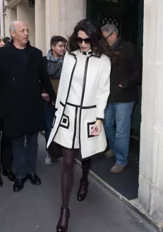 Pentru acest costum alb Pierre Cardin, cu printuri geometrice stil anii 1966, Amal a plătit 3.000 de lire.