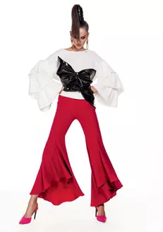 Sacou Cathias Edeline, 445 euro; pantaloni, 199,90 lei; pantofi, 149,90 lei, ambii Zara; cercei Tria Alfa, magazinul Victoria 46, 420 lei.