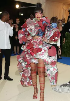 Rihanna a purtat o creație spectaculoasă Comme des Garcons.