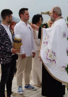 Preotul Ștefan Popa oficiază Sfânta Taină a Cununiei.