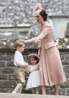 Printul George, alaturi de Ducesa de Cambridge si Printesa Charlotte