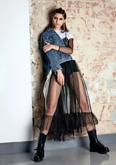 Body Murmur, 600 lei; fustă Loulou, 600 lei; jachetă jeans Guess, 660 lei; cercei Pink Moss, 390 lei; pantofi sport Liu Jo, 338 lei.