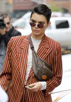 Tot în New York, la shopping, cu nelipsita borsetă.