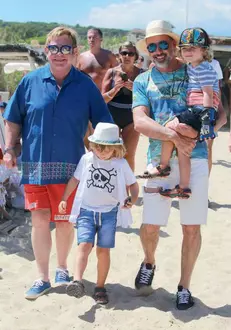 Elton John, David Furnish și copiii lor părăsind Le Club 55