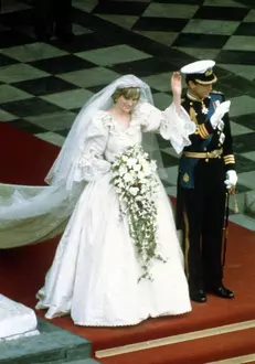 Lady Diana, Prințesa de Wales, al[turi de Prințul Charles, în ziua nunții.