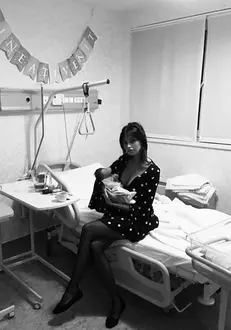 Mădălina Ghenea și fiica ei la doar 4 zile după ce a născut