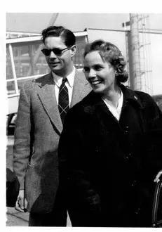 Regele și Regina, tineri și fericiți.