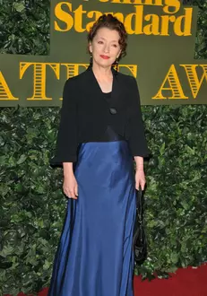 Lesley Manville este prima soție a lui Gary Oldman. Cei doi au fost căsătoriți între 1987 și 1989.