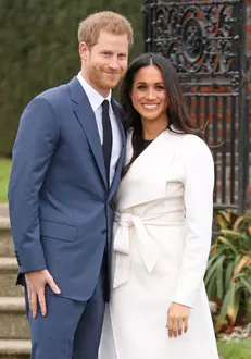 Meghan și Harry, fericiți și emoționați, își anunță logodna.