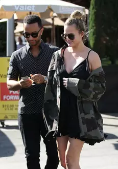 Chrissy Teigen a apărut în public pentru prima oară de când a anunţat cea de a doua sarcină