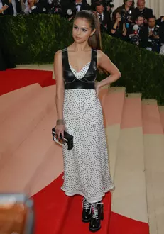 Selena Gomez a avut de-a lungul timpului numai aparitii spectaculoase