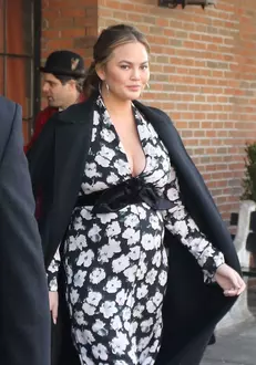 Chrissy Teigen este însărcinată
