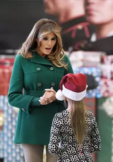 Melania Trump alături de mai mulţi părinţi