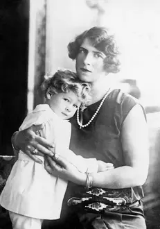 1925 – Prințesa Elena a României, soția Prințului Carol, împreună cu fiul lor, Prințul Mihai