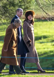Prinţul Philip Duce de Edinburgh, Prinţul William Duce de Cambridge şi Kate Duchess of Cambridge Katherine Catherine Middleton la Biserica Sandringham