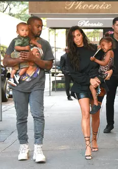 Cei doi au trei copii și vor să înfieze un băiețel.