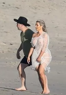 Kim Kardashian a fost surprinsă goală pe plajă