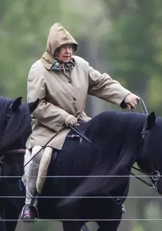 Regina Elisabeta la o plimbare cu poneiul