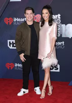 Adam Devine și Chloe Bridges