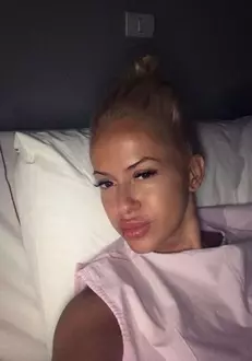 Anda Adam fara machiaj