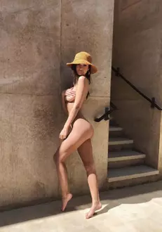 Emily Ratajkowski a pozat goală