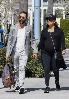 Eva Longoria naşte în curând