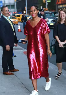 Tracee Ellis Ross, invitată la '"The Late Show With Stephen Colbert", pare să-și fi uitat pantofii acasă, dar se simte foarte în largul ei.