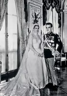 Grace Kelly și Prinţul Rainier al III-lea, în 1956