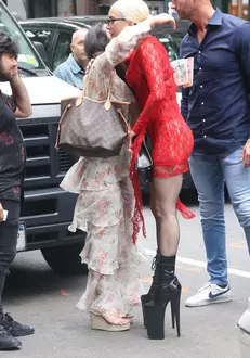 Lady Gaga, apariţie extravagantă în New York
