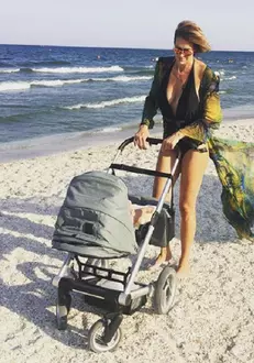 Roxana Ciuhulescu a pozat in costum de baie 1