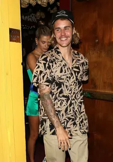 Justin Bieber Justin Bieber a adoptat stilul vestimentar al anilor ‘70.