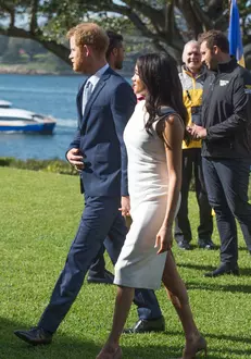 Meghan nu se ferește nici de rochiile mulate… încă.