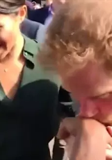 Printul Harry a sarutat mana unei fane