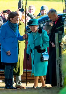 În 2017, înaintea slujbei de Crăciun, la Sandringham. Regina poartă geanta ei preferată.