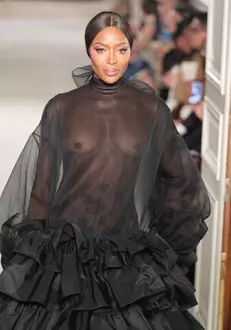 Naomi Campbell defilând pentru Valentino, la 48 de ani.