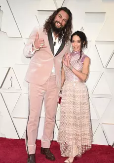 Jason Momoa a purtat roz pe covorul roșu la Oscar 2019