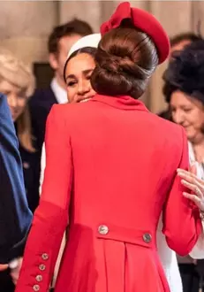 Maghan Markle și Kate Middleton – sărutul împăcării.